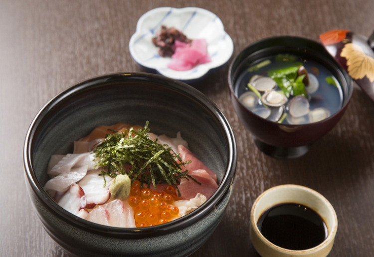5種類以上の旬の魚介類がのっている『海鮮丼』